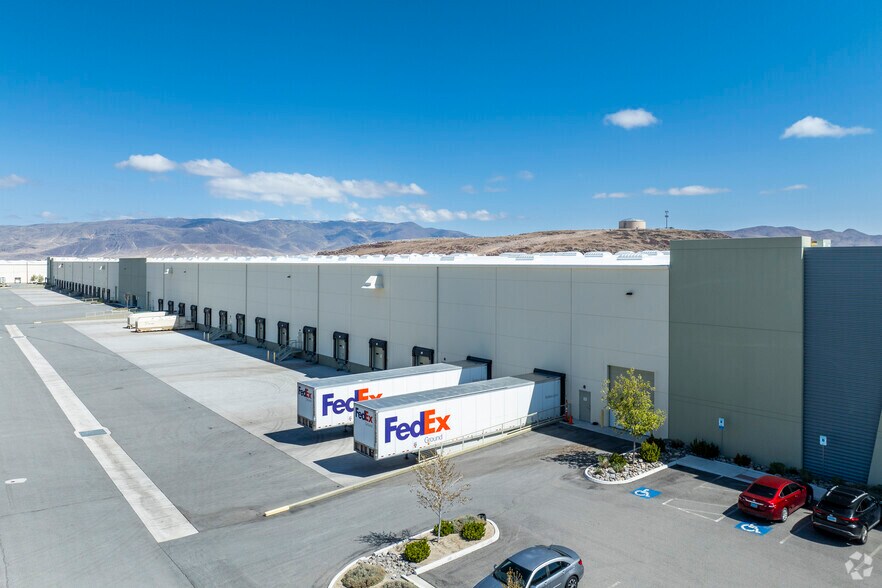 More Photos Of 425 E Sydney Dr, Mccarran Distribution For Lease
