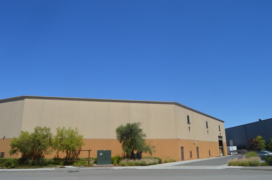 More Photos Of 5600 Earhart Ct, Windsor Warehouse For Lease