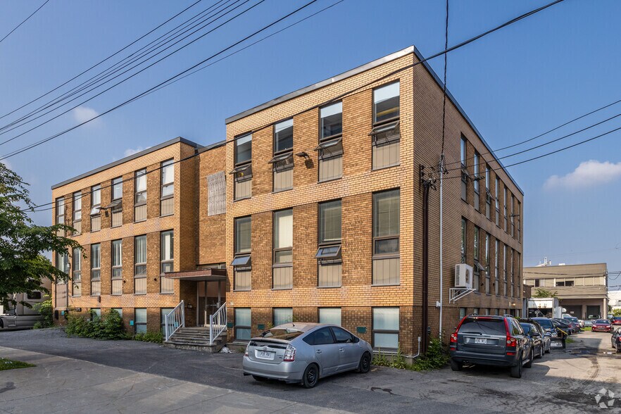Primary Photo Of 8270 Av Mountain Sights, Montréal Office For Sale
