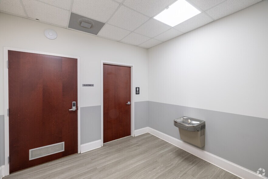 More Photos Of 3525 Quakerbridge Rd, Hamilton Office For Sale