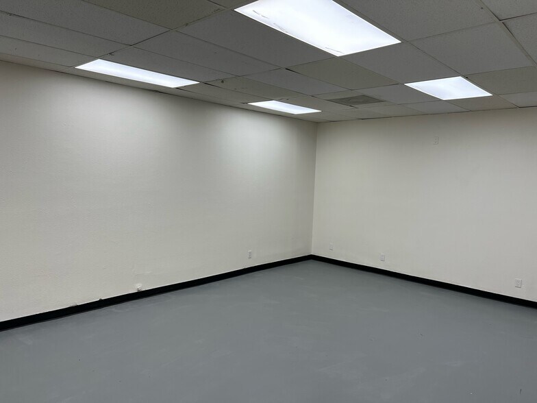 More Photos Of 13095 San Fernando Rd, Sylmar Flex For Lease