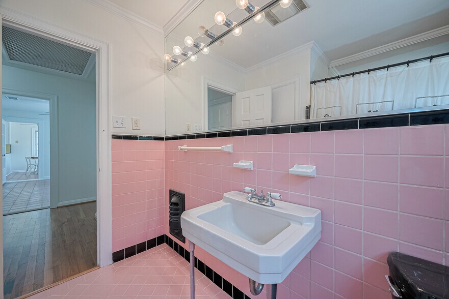 More Photos Of 826 Heights Blvd, Houston Office Residential For Sale