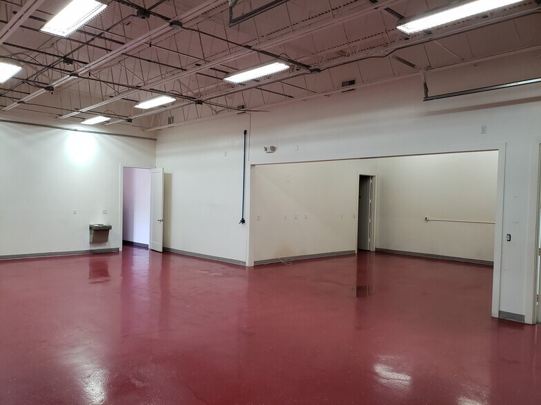 More Photos Of 3059-3061 SE Monroe St, Stuart Warehouse For Lease