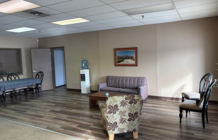 More Photos Of 45 Beghin Ave, Winnipeg Showroom For Lease