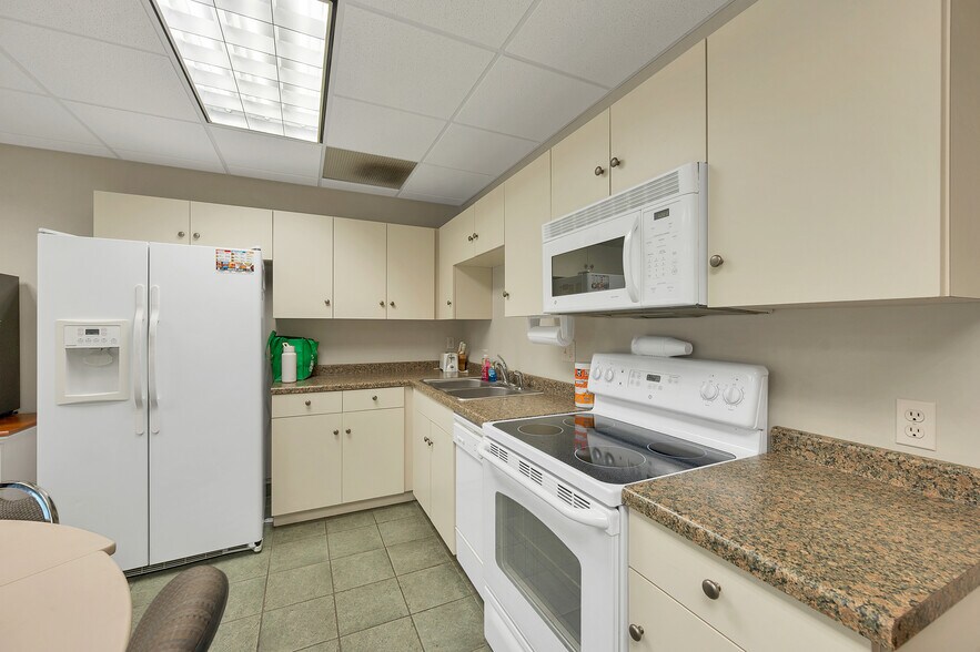 More Photos Of 1725 Suburban Dr, De Pere Manufacturing For Sale