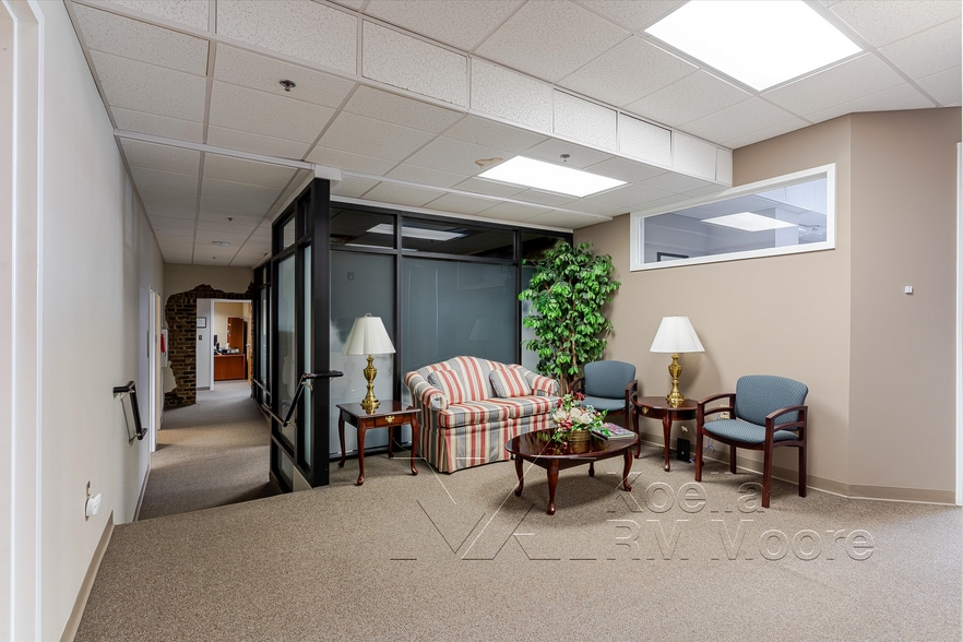 More Photos Of 17 Market Sq, Knoxville Storefront Retail Office For Sale