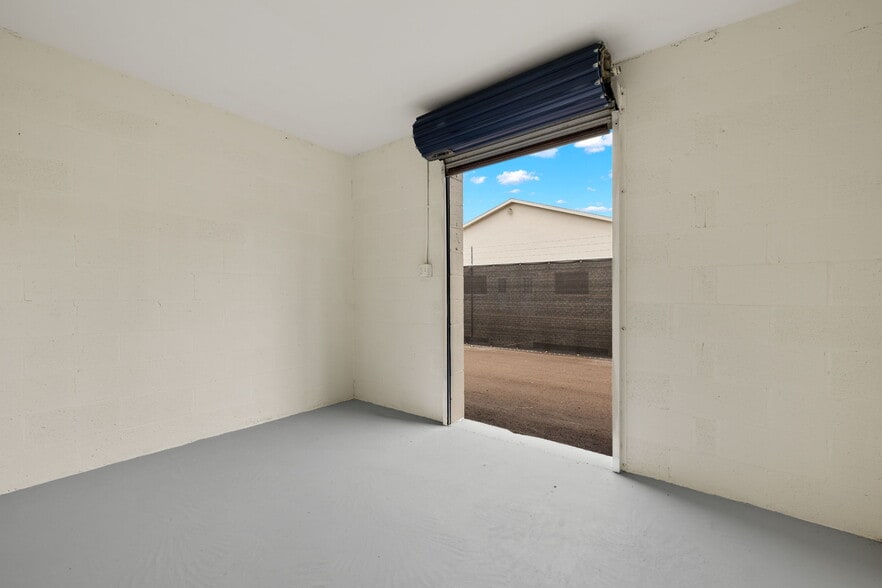 More Photos Of 17517 Rockefeller Cir, Fort Myers Self Storage For Sale