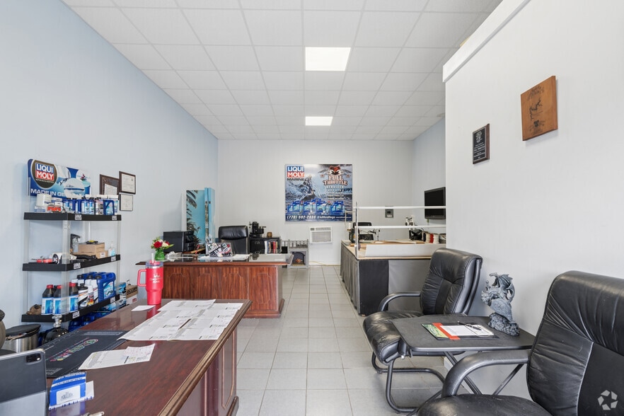 More Photos Of 400-420 Victoria Rd, Woodstock Storefront For Sale