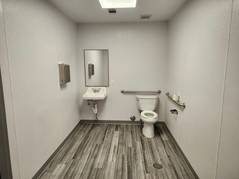 More Photos Of 9120 Premier Row, Dallas Distribution For Sale