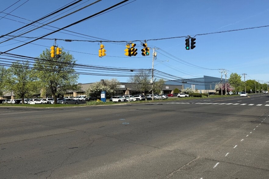 More Photos Of 555 Lordship Blvd, Stratford Showroom For Lease