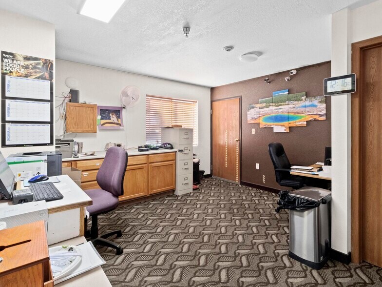 More Photos Of 1412 Warm Springs Dr, Dubois Hotel For Sale