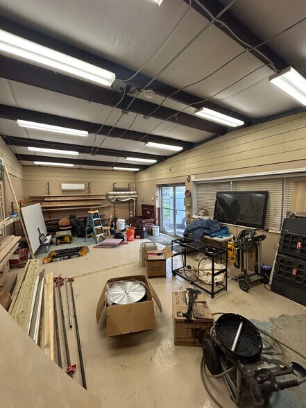 More Photos Of 145 N 13th St, Beaumont Industrial For Sale