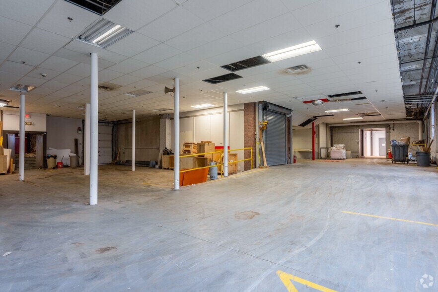 More Photos Of 4 Open Square Way, Holyoke Showroom For Lease