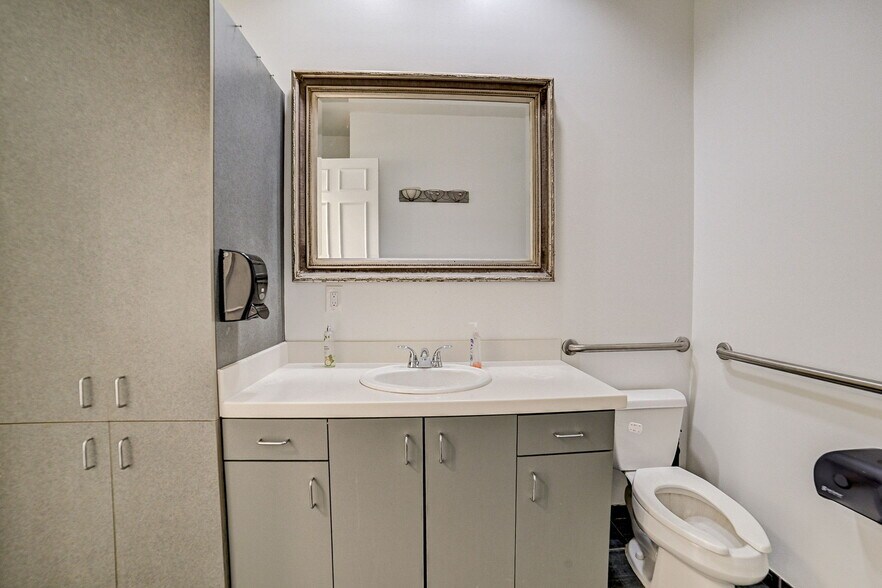 More Photos Of 2515 Cordes Dr, Sugar Land General Retail For Sale