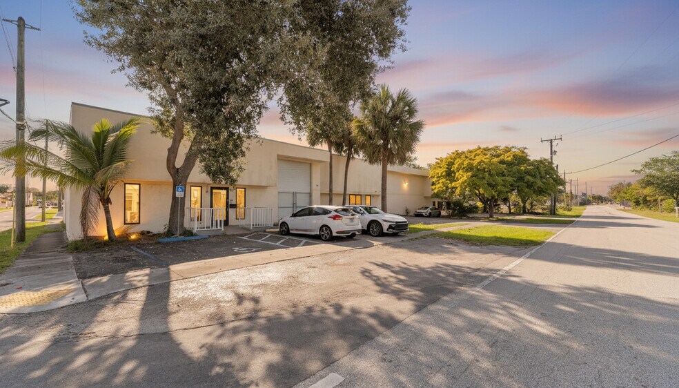 More Photos Of 501-513 Old Griffin Rd, Dania Warehouse For Sale