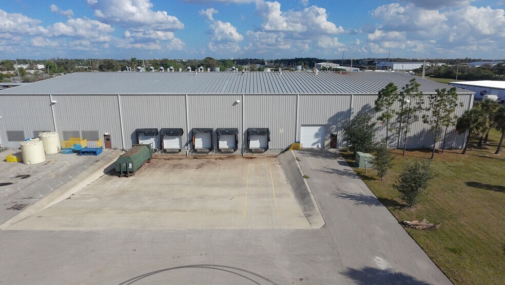More Photos Of 3307 Hanson St, Fort Myers Warehouse For Lease
