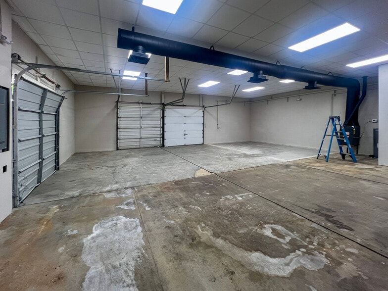 More Photos Of 2121 Meridian Ave, Huntsville Flex For Lease