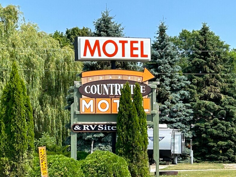 More Photos Of 3145 Stevenson Pier Cir, Sturgeon Bay Hotel For Sale