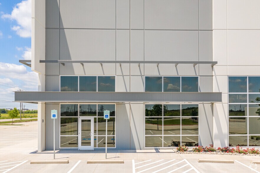 More Photos Of 6601 Oak Grove Rd, Fort Worth Unknown For Lease