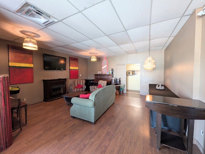 More Photos Of 5814 Riverside St, Abbotsford Storefront Retail Office For Sale