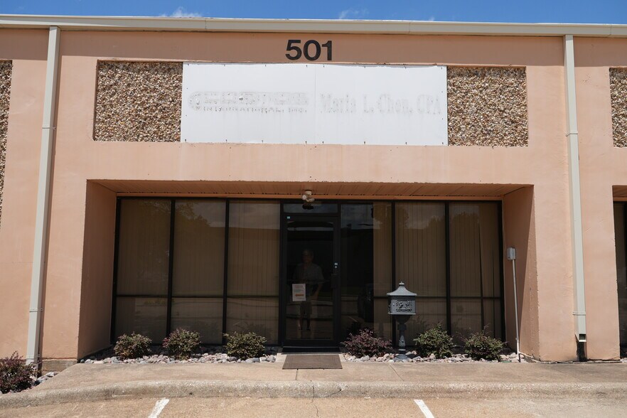 More Photos Of 501 Industrial Dr, Richardson Warehouse For Lease