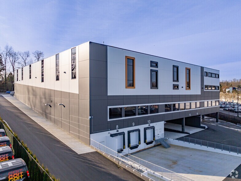 More Photos Of 3855 Wayburne Dr, Burnaby Flex For Sale