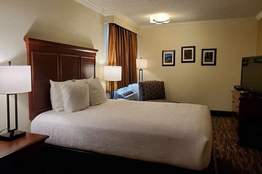 More Photos Of 701 Redwood Dr, Garberville Hotel For Sale