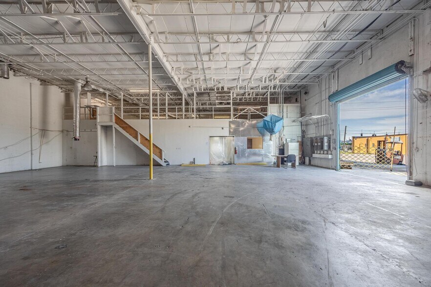 More Photos Of 2546-2578 Fowler St, Fort Myers Warehouse For Lease