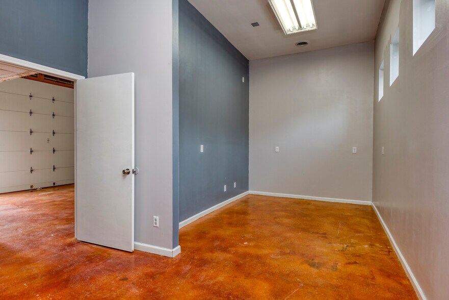 More Photos Of 324 S Commerce St, Marion Loft Creative Space For Sale