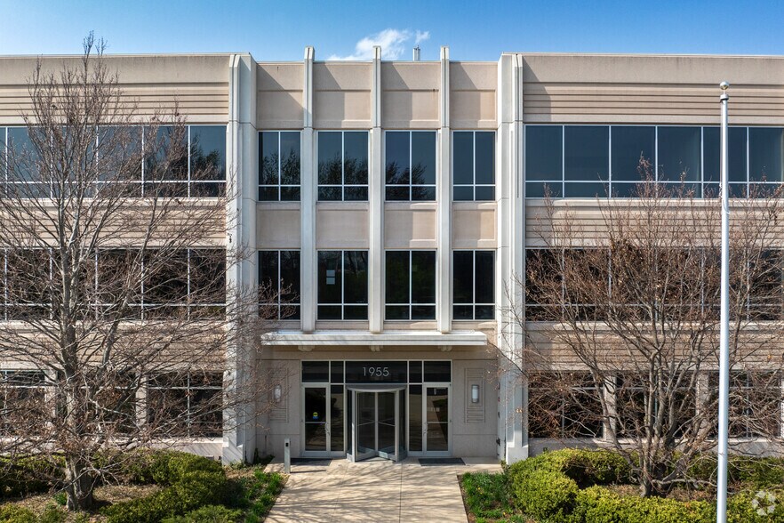 More Photos Of 1955 W Field Ct, Lake Forest Office For Lease