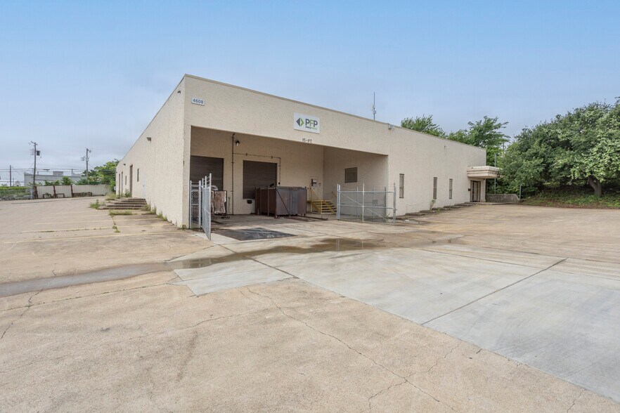 More Photos Of 4608 Fairlane Ave, Fort Worth Warehouse For Lease