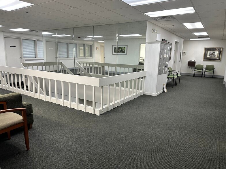 More Photos Of 1901 Raymond Dr, Northbrook Medical For Lease