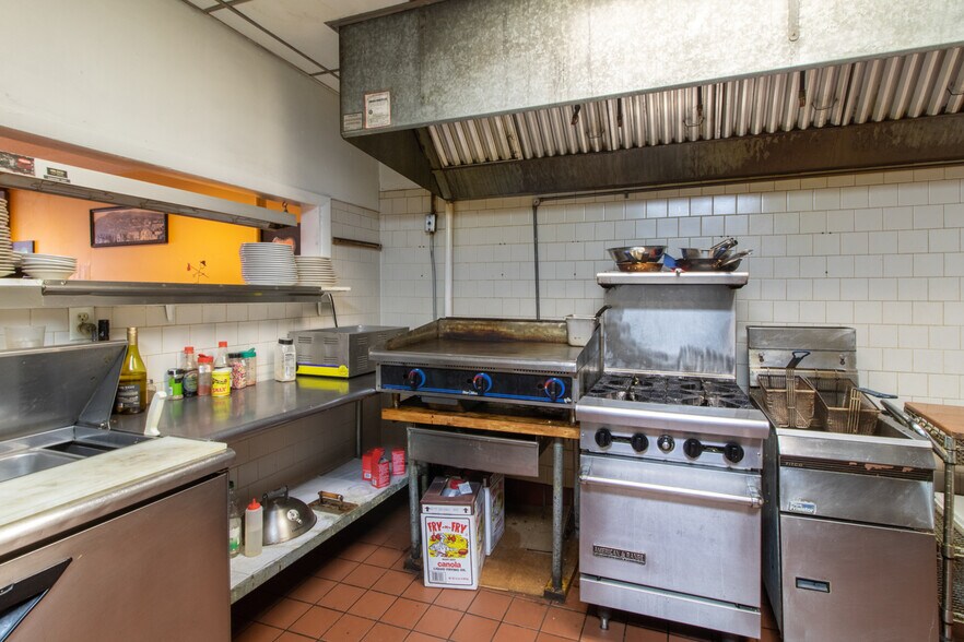 More Photos Of 18 Cross St, Brighton Restaurant For Sale