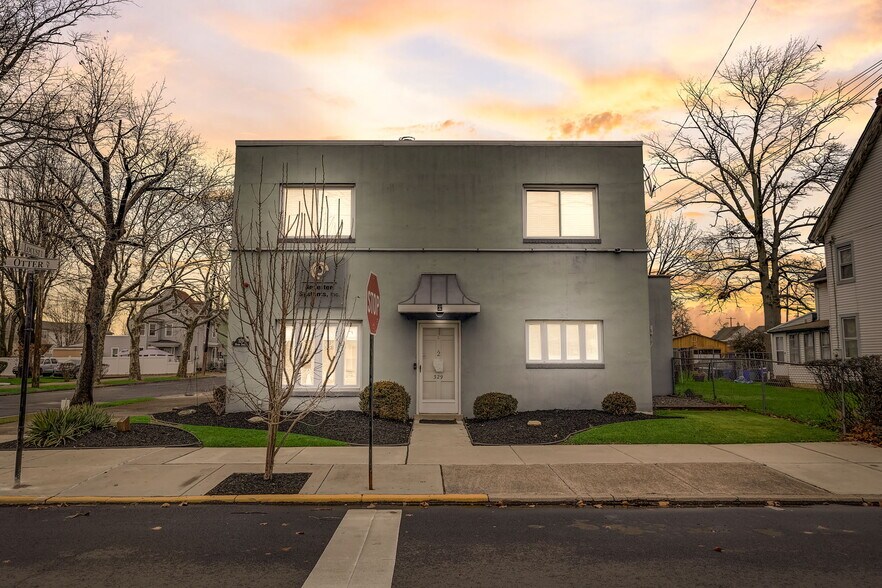 More Photos Of 329 Otter St, Bristol Flex For Lease