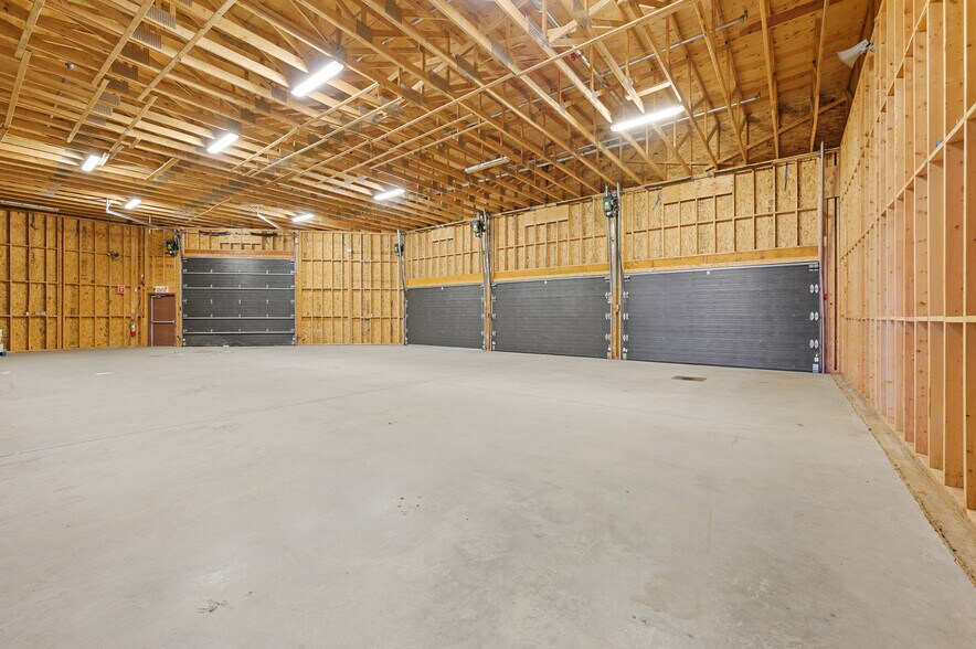 More Photos Of 316 Rue Denison E, Granby Storefront For Lease