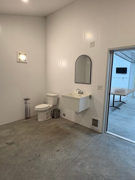 More Photos Of 2976 73rd St, Atkins Flex For Lease