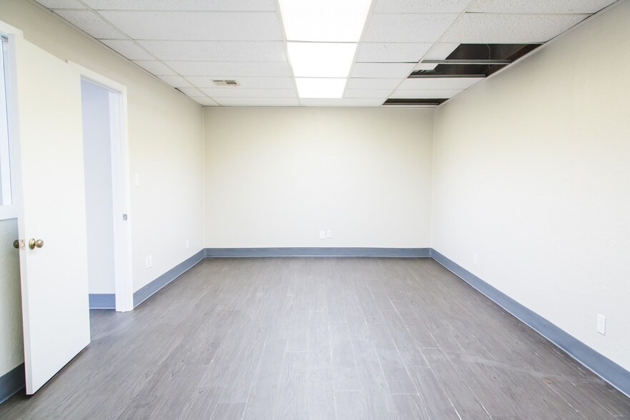 More Photos Of 10308 State Line Rd, Leawood Office For Lease