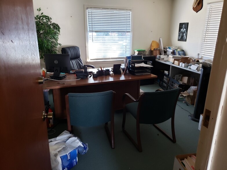 More Photos Of 8761 Amigo Ave, Northridge Warehouse For Lease