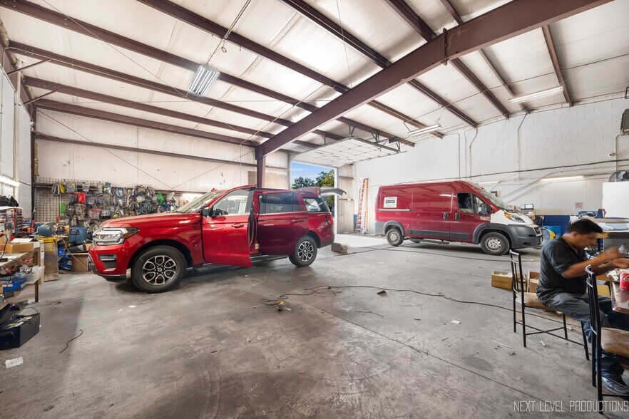 More Photos Of 765 Villa St, Elgin Warehouse For Lease