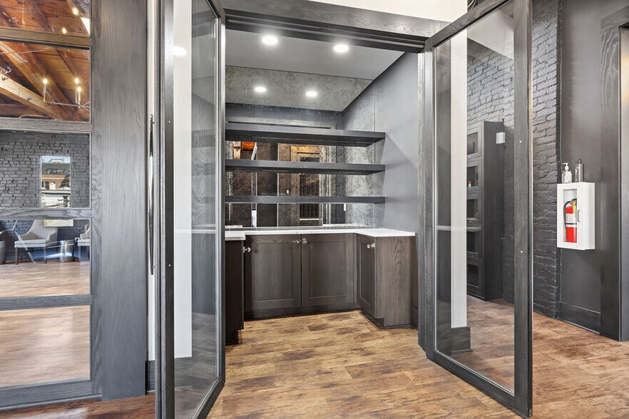 More Photos Of 17 E Brickel St, Columbus General Retail For Sale