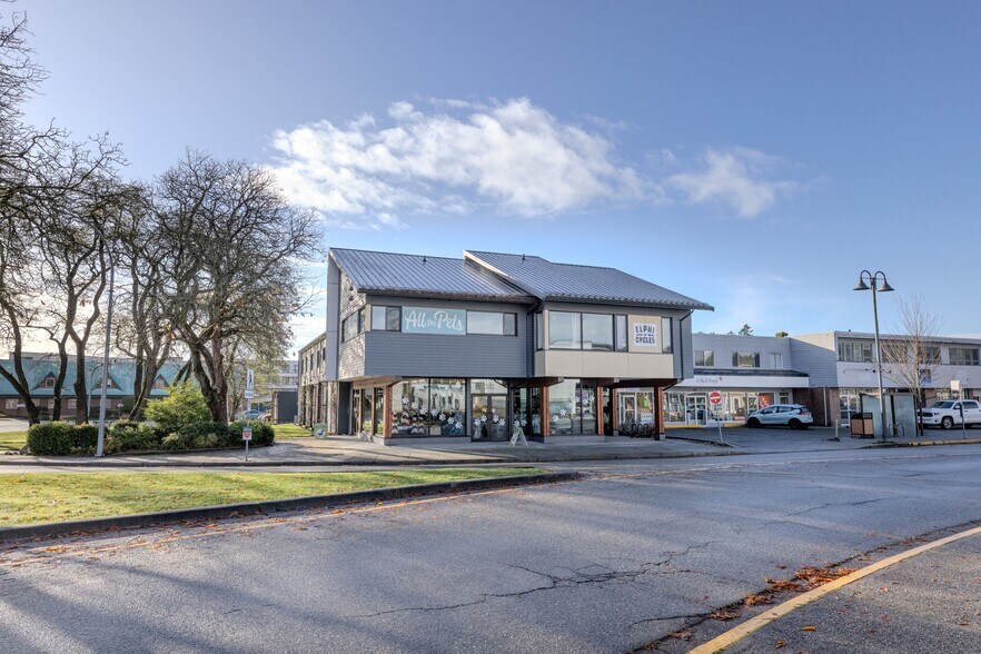 Primary Photo Of 5641 Cowrie St, Sechelt General Retail For Sale