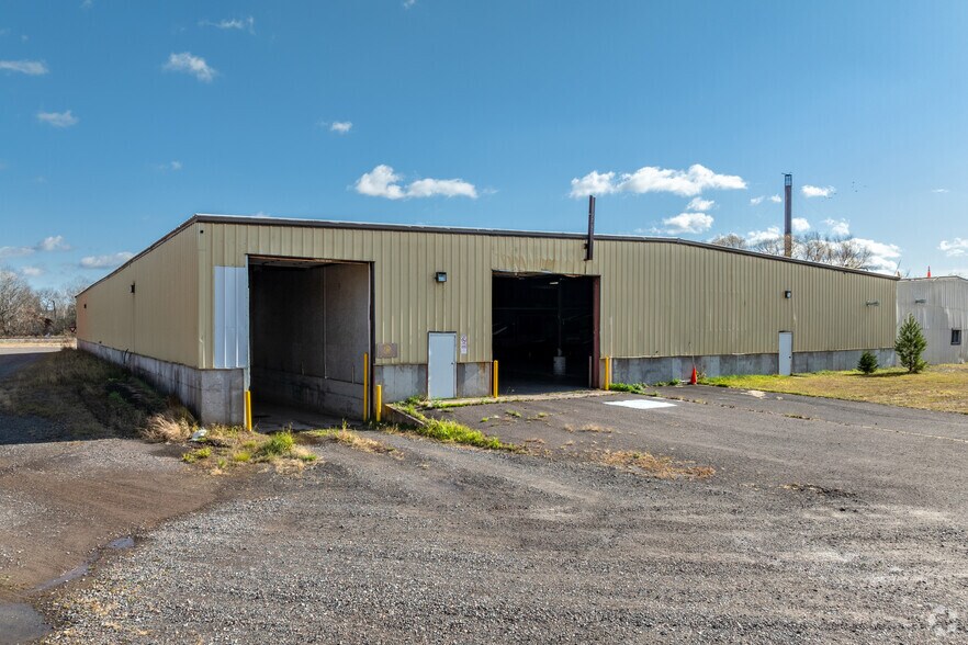 More Photos Of 236 S 2nd St, Butternut Distribution For Lease