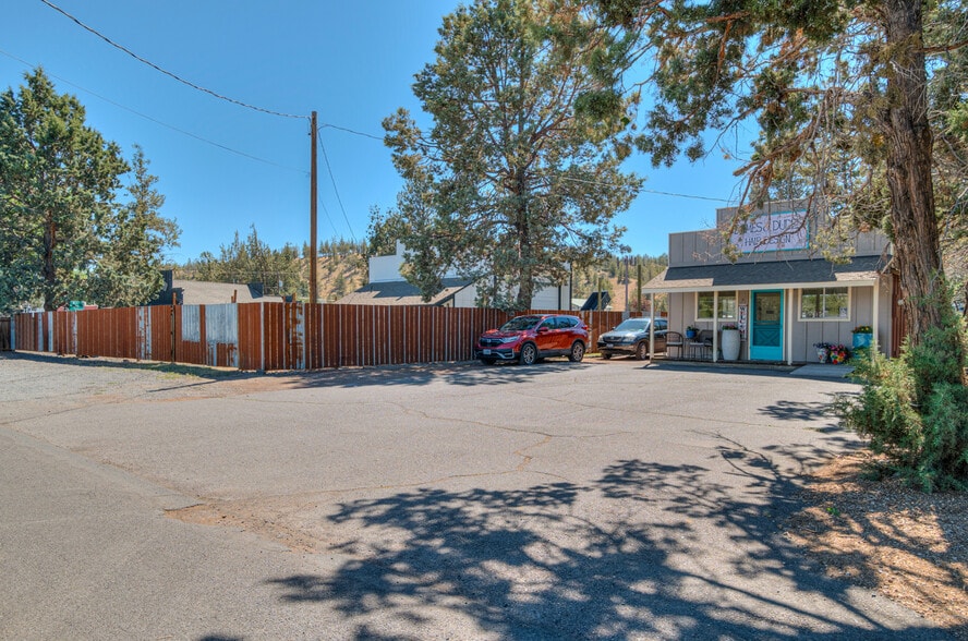 Primary Photo Of 64661 Bruce Ave, Bend General Retail For Sale