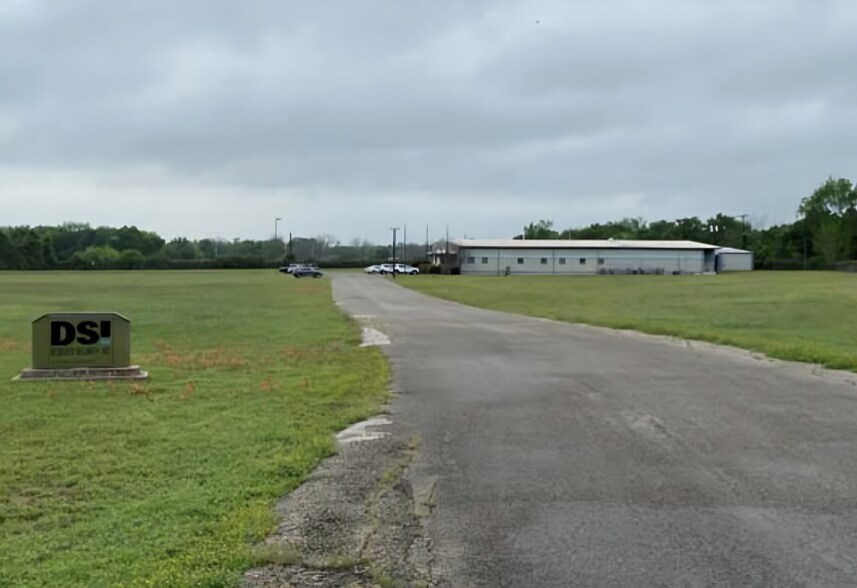 More Photos Of 1402 Hawthorne St, Bastrop Manufacturing For Lease