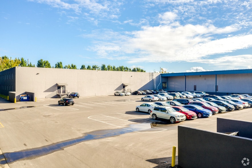 More Photos Of 100 Sunport Ln, Orlando Light Distribution For Lease