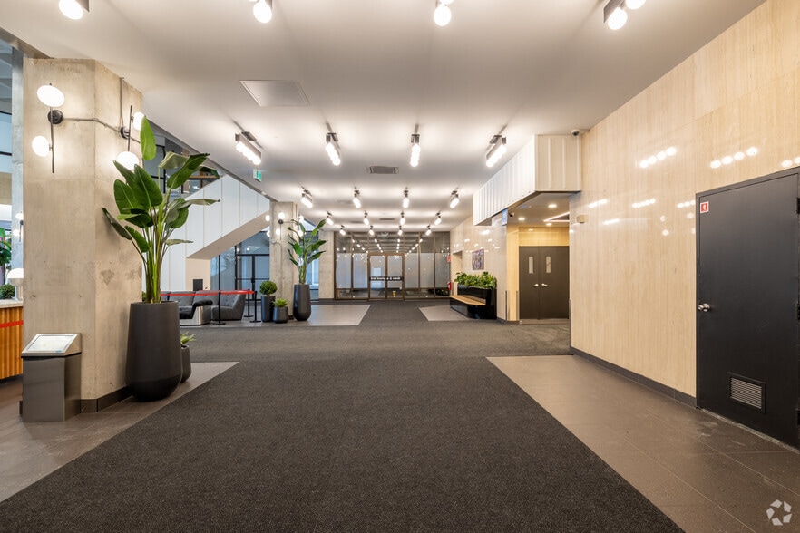 More Photos Of 555 Rue Chabanel O, Montréal Office For Sale