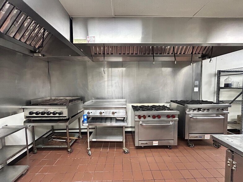 More Photos Of 1613 W Broadway St, Andrews General Retail For Sale