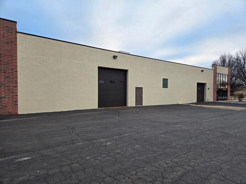 More Photos Of W146N5741 Enterprise Ave, Menomonee Falls Warehouse For Lease