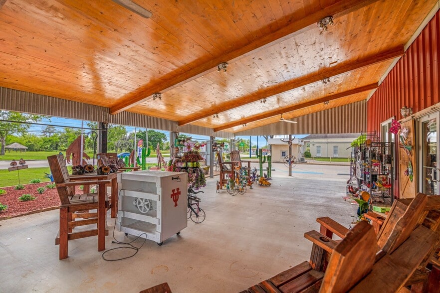 More Photos Of 517 E Brazos Ave, West Columbia Freestanding For Sale