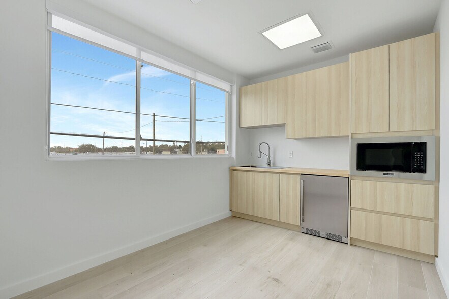 More Photos Of 6767 NE 2nd Ave, Miami Warehouse For Sale